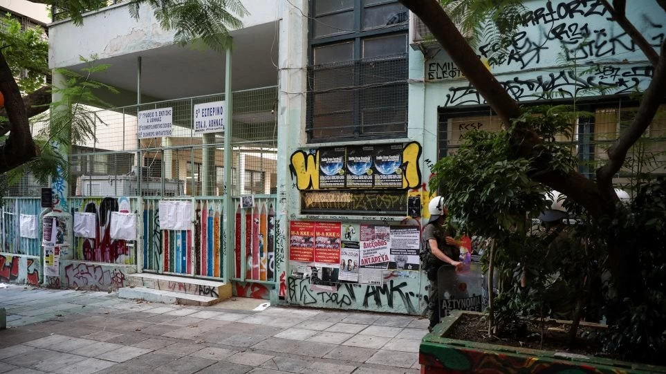 «Καλποθήρες εμπρηστές» ανέλαβαν την ευθύνη για την αρπαγή κάλπης στα Εξάρχεια